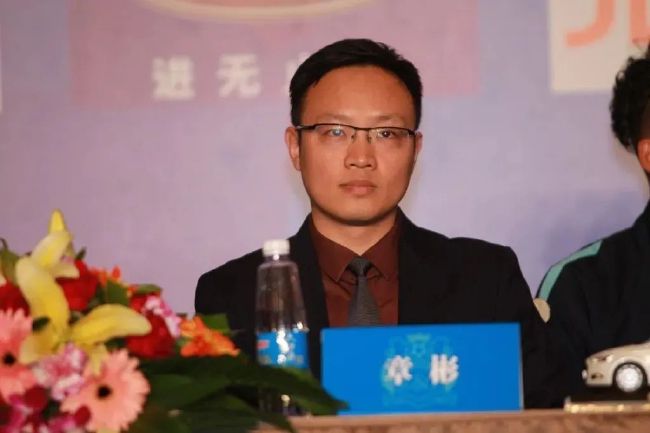 相声演员高晓攀即将执导一部名为《兄弟，别闹》的影片，投资方中包括了万达影业，计划于今年年底上映。